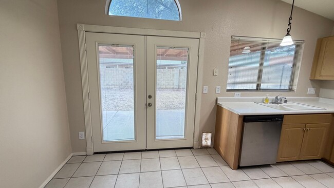 Building Photo - Freshly Painted 3 bedroom/2 bathroom Peoria Home!