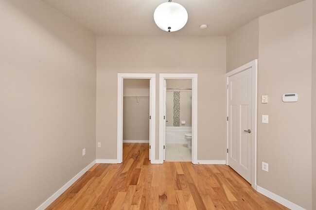 Building Photo - Modern & Spacious 2+ Bedroom/3.25 Bath Vie...
