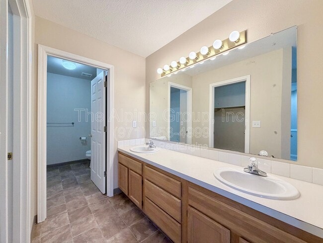 Building Photo - 3986 SW Pinewood Way