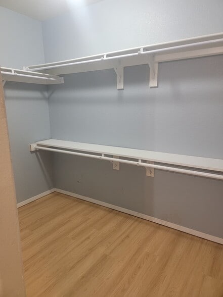 Building Photo - 904 SW Green World St