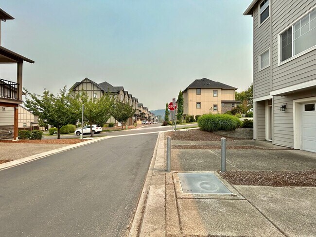 Building Photo - Stunning 2 Bed, 2.5 Bath Craftsman Townhome with Community Amenities!