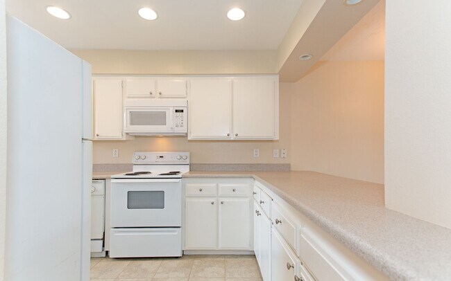 Building Photo - Great 2 BD Home in the Lake Park Terrace C...