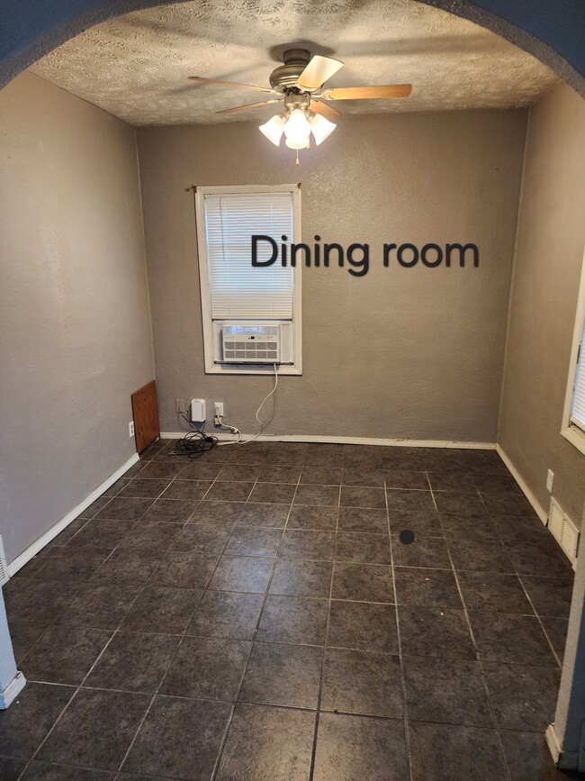 Building Photo - 1811 W 4th St