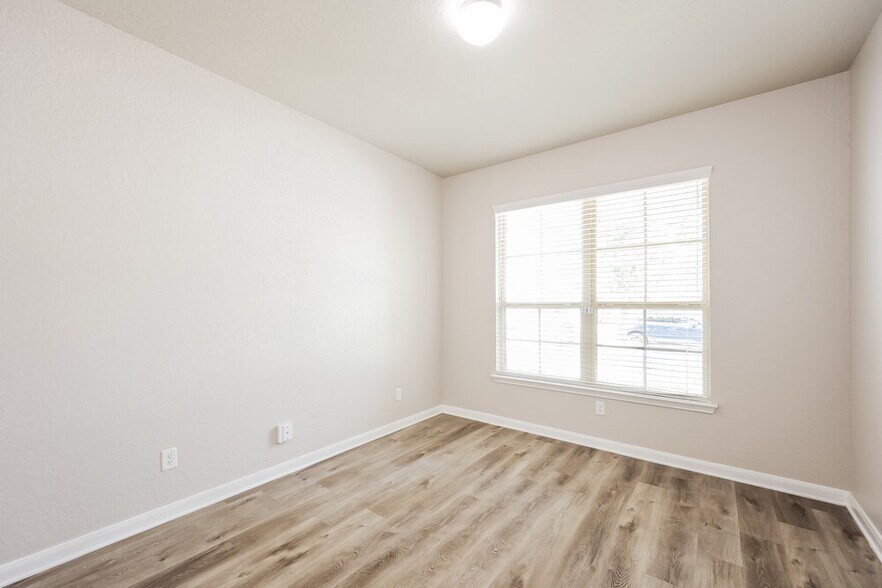 Building Photo - 11346 Charismatic