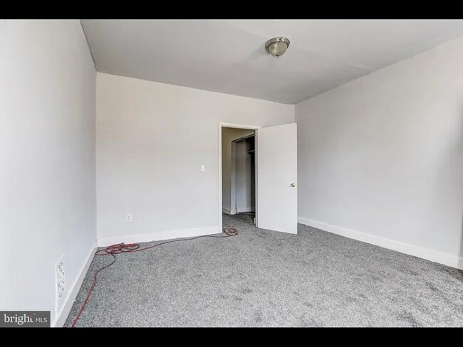 Building Photo - Welcome to the 3 Bed/2Bath Rowhome in Balt...