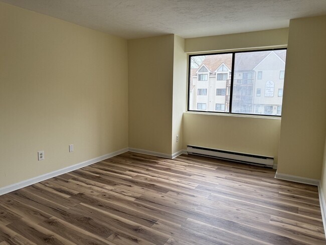 Building Photo - 11 Hulbert Rd