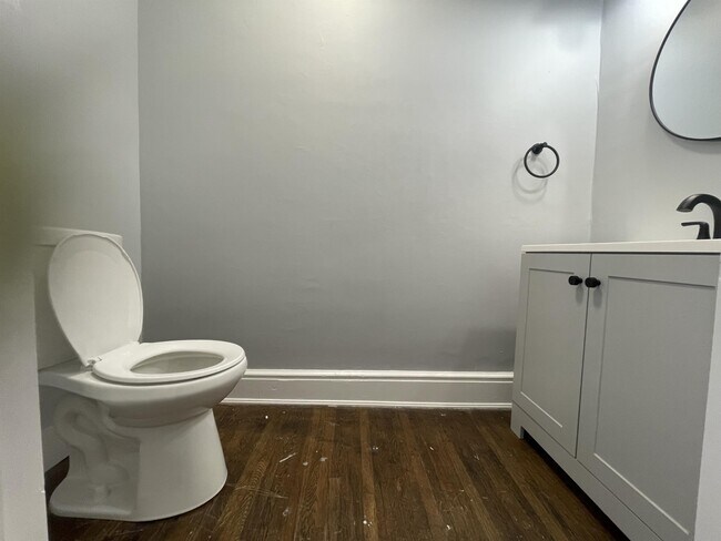 Building Photo - 521 Howard Ave