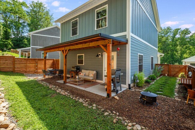 Building Photo - North Asheville 3-Bedroom Home with Fenced-In Yard Near Upcoming Taylor's Wave