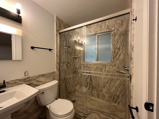 Building Photo - $500 MOVE IN INCENTIVE CONCESSION! Large s...