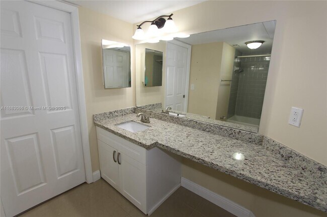 Building Photo - 2820 N Oakland Forest Dr