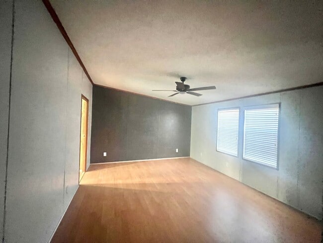 Building Photo - Peden Point/Mrytle Grove/Masonboro Loop South Wilmington  2 garage garage! Oak Trees! Covered Porch!