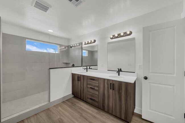 Building Photo - Stunning End-Unit in South Desert Townhomes