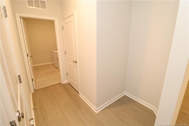 Building Photo - 756 Ben Ledi Ct