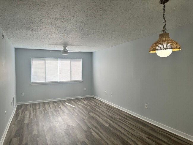 Building Photo - 2 bedroom condo in Williamsburg! Available September 2026