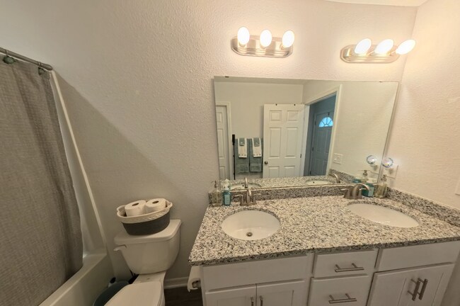 Building Photo - "Charming 3-Bed, 2-Bath Home Oasis in Jacksonville's Heart!"