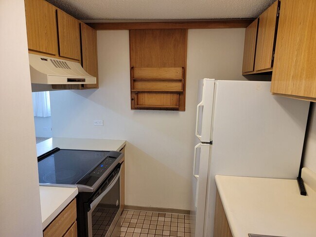 Building Photo - Washer. Dryer. Close to public transportat...