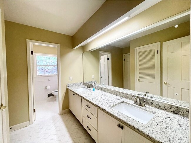 Building Photo - 880 Richmond Hill Dr