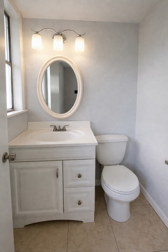 Building Photo - 2118 17th Ave N