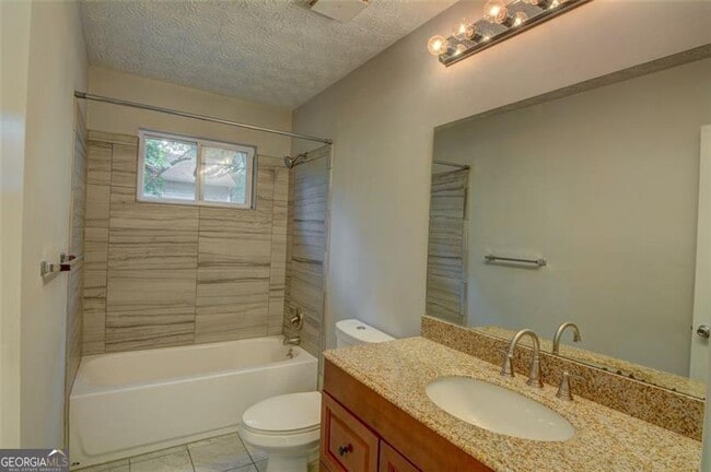 Building Photo - 639 Lakeshore Dr NW