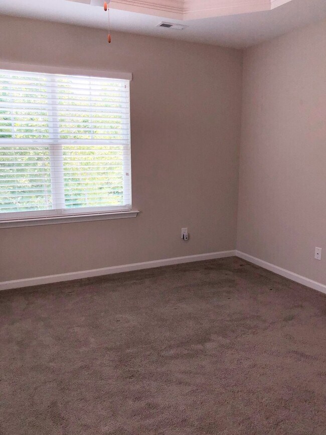 Building Photo - 3 Bed 2.5 Bath End Unit with Fenced in Backyard at Winsford At the Park!