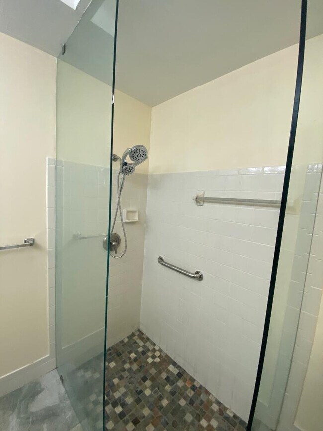 Building Photo - 3090 S Oakland Forest Dr