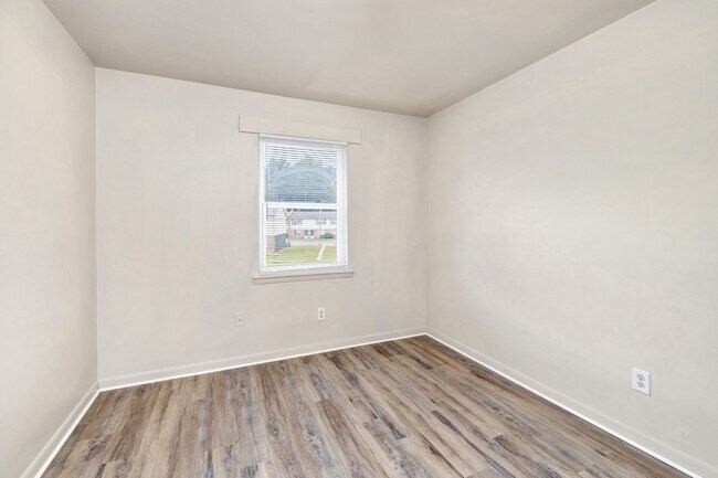 Building Photo - Renovated 3 Bedroom Unit!