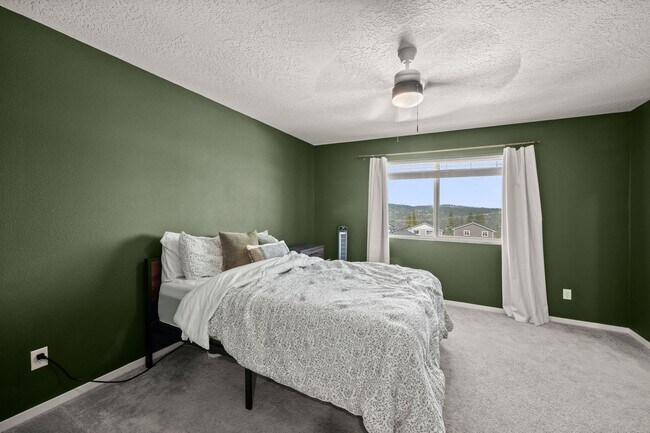 Building Photo - Beautiful 2022 Built Home With Views!