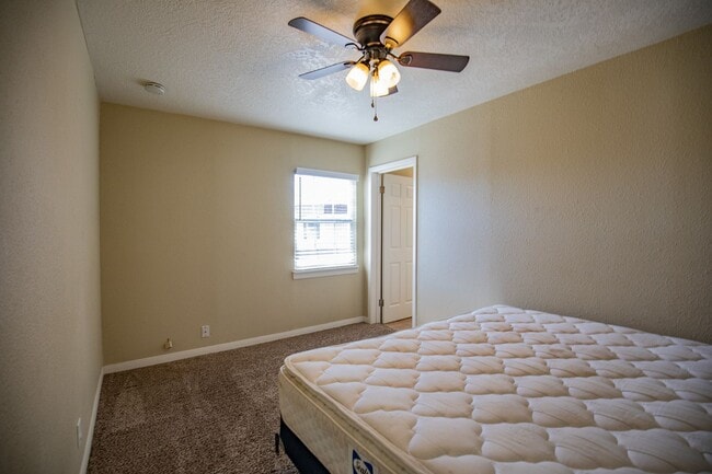 Building Photo - Charming 3 bedroom, 2 bath