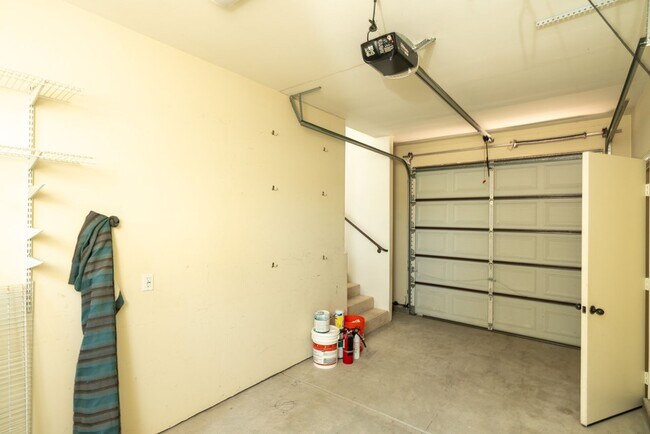 Building Photo - 3 Bedroom Townhome in Crown Point – Pacific Beach