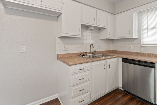 Building Photo - Affordable 2-Bedroom Duplex with Garage, D...