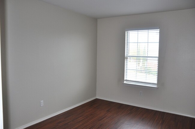 Building Photo - 3 Bedroom 2.5 Bath With Bonus Room in Laur...