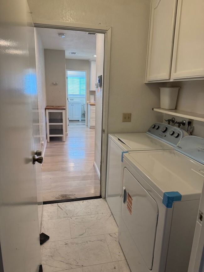 Building Photo - Great 4 Bedroom 3 Bathroom 2000 Sqft. Hous...
