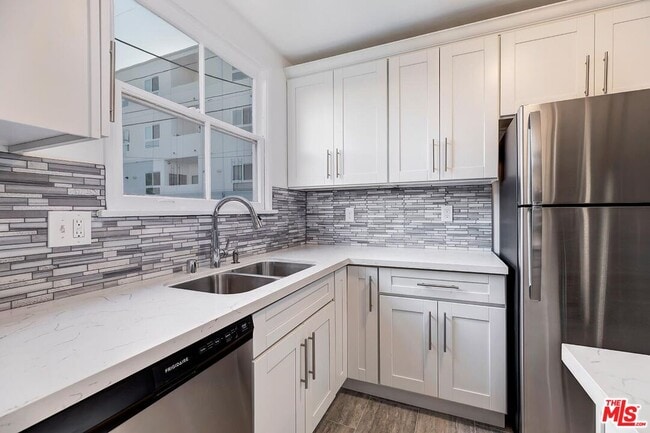 Building Photo - 5016 Clinton St