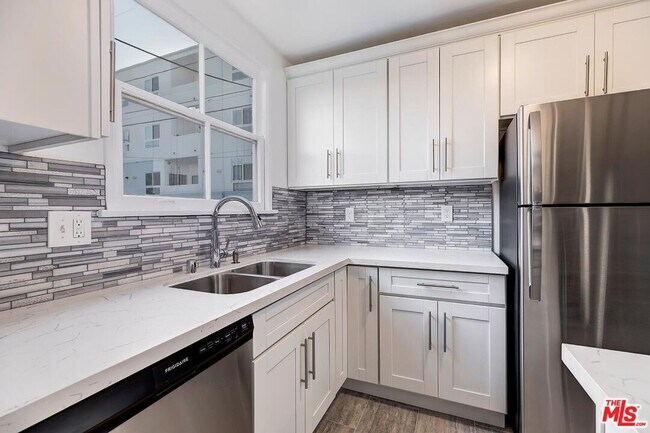 Building Photo - 5022 Clinton St