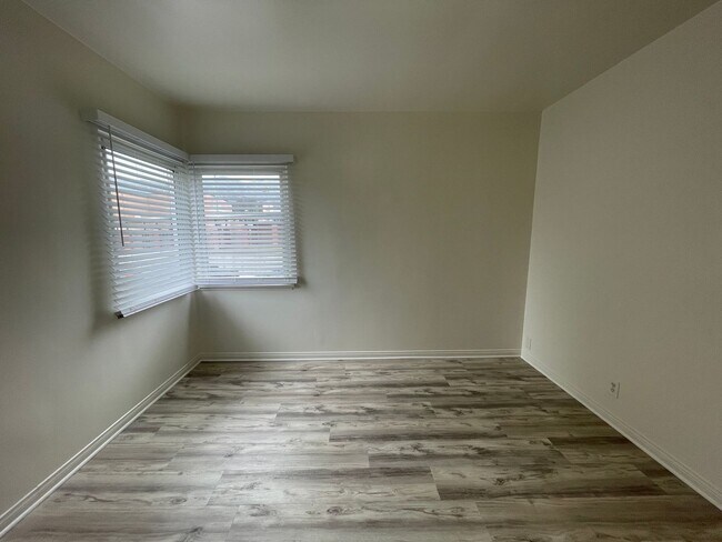 Building Photo - Bright & Spacious Unit in the Heart of Bur...