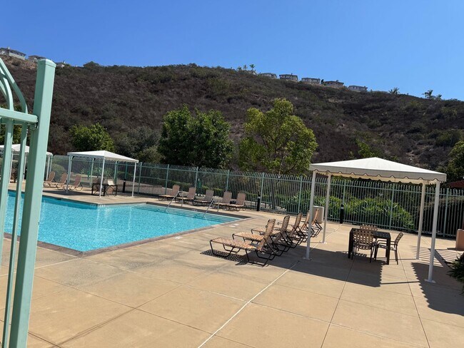 Building Photo - Gorgeous for 4 Bedroom and gated community