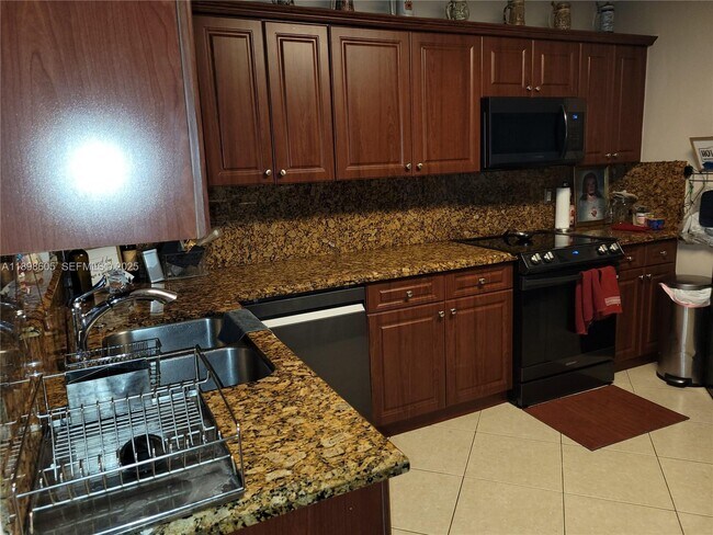 Building Photo - 6021 SW 62nd Pl