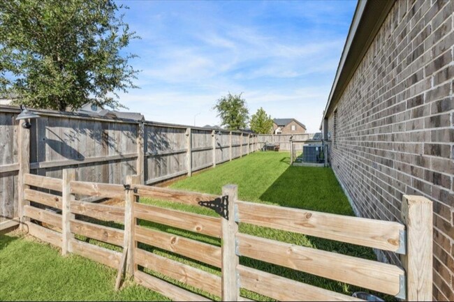 Building Photo - 1902 Village Orchard Ln