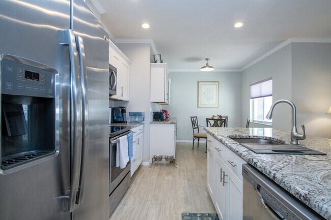 Building Photo - Fully Furnished - 2 bed 2 Bath villa - South Sarasota