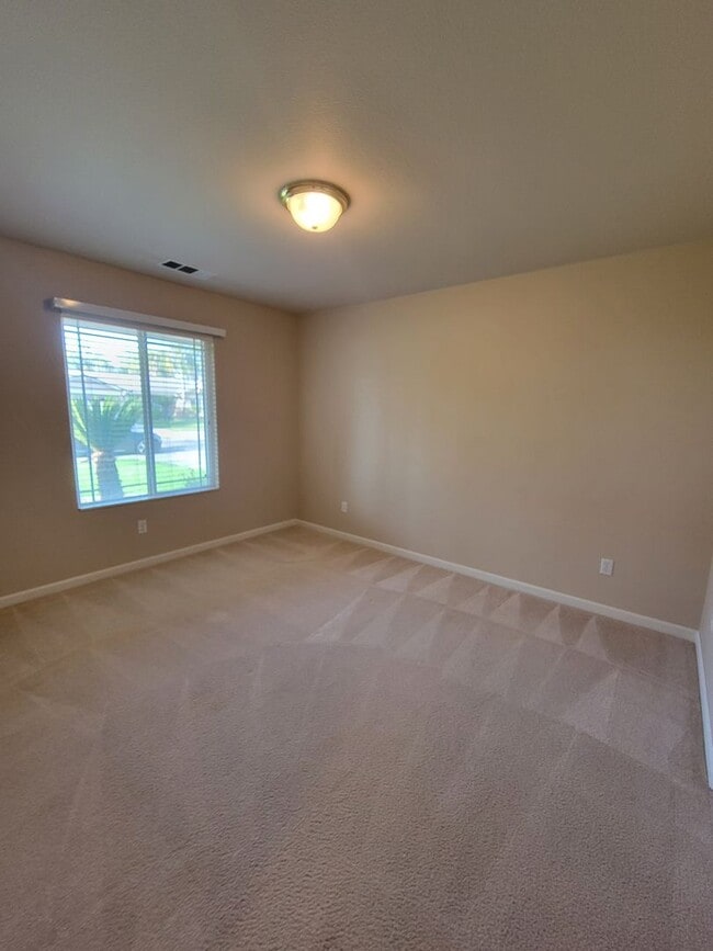 Building Photo - 3 Bedroom 2 Bathroom in NE Visalia!