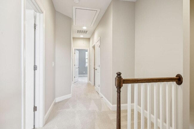 Building Photo - 3 BR/2.5 BA Luxury Townhome