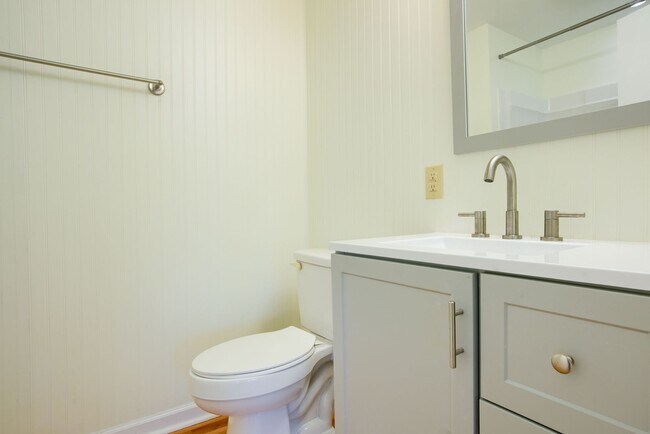 Building Photo - Waterfront Cottage - Newly Renovated!