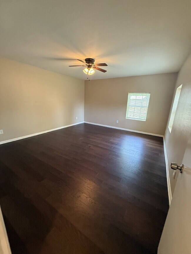 Building Photo - "Charming 4-Bedroom Dallas Retreat with 2 ...