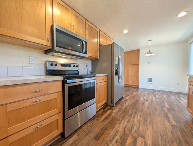 Building Photo - Beautiful 3 Bedroom, 2 Bath Home In The Ri...
