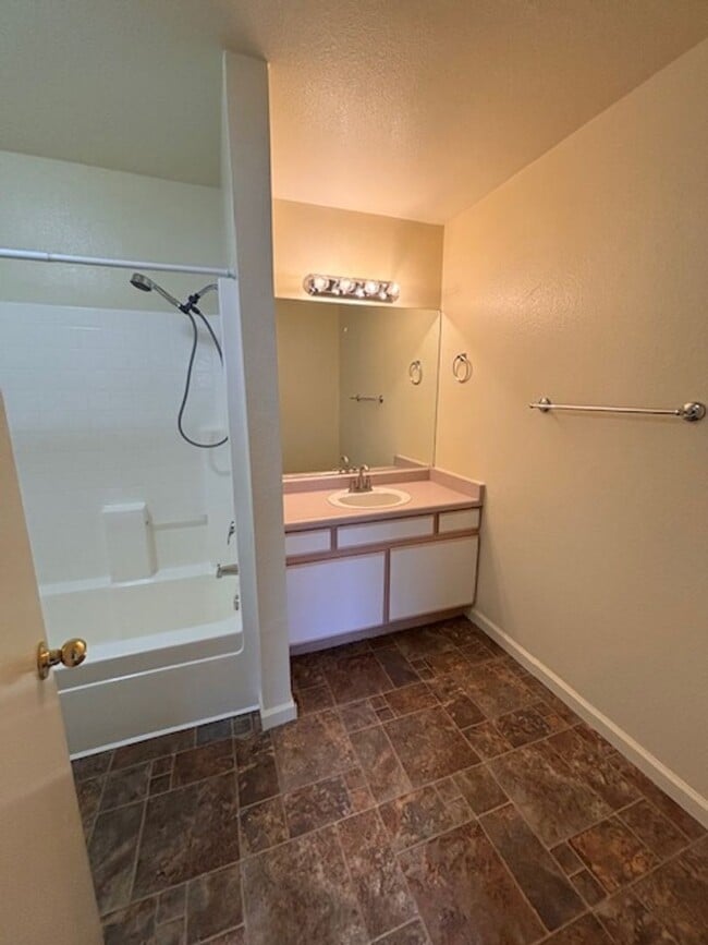 Building Photo - SWE0296>