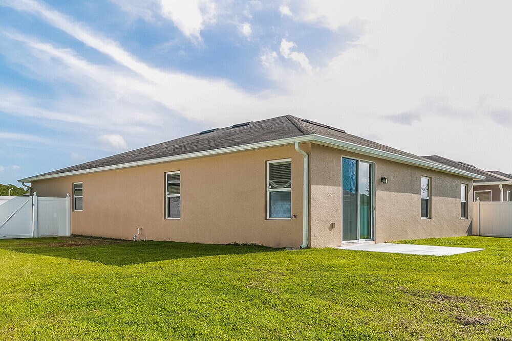 Building Photo - 121 Daigledog St