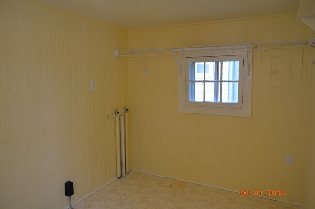 Back entry/laundry - 211 N Washington St