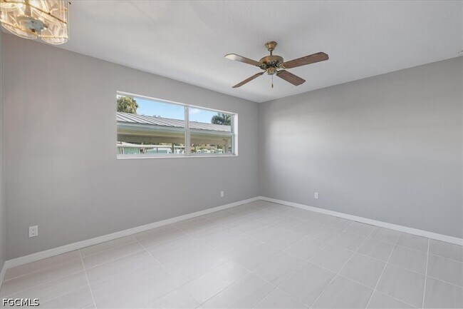 Building Photo - 3225 E Riverside Dr