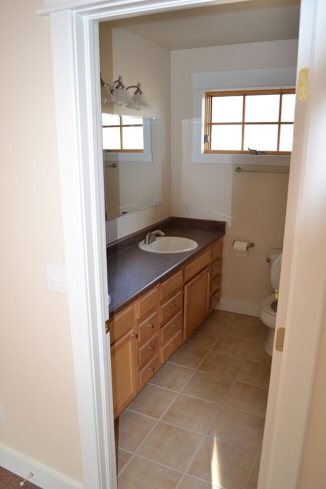 Building Photo - Oak Street Duplex