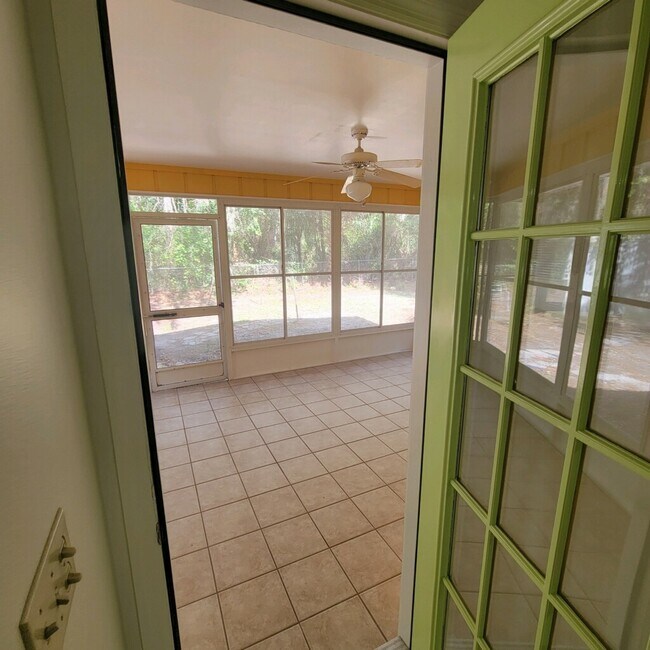 Screened in porch - 110 Park St